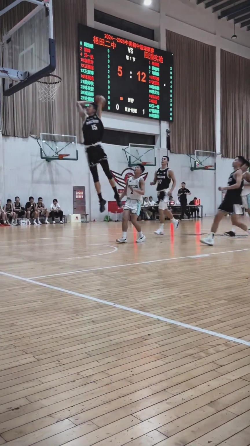 起来就扣啊！现在的初中生都这么打球的吗